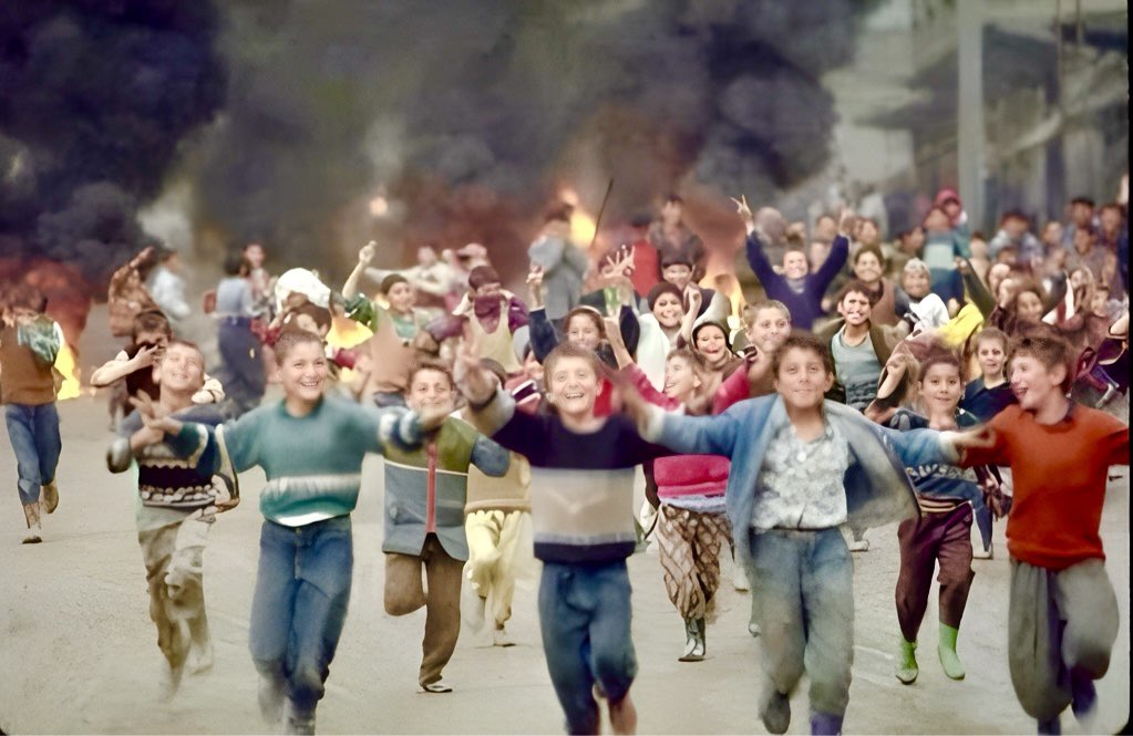 1978’de Diyarbakır surlarında birkaç arkadaşımla yaktığımız Newroz ateşi, artık bütün gezegenin görebileceği kadar büyüdü. Bu fotoğrafı da gazetecilik yıllarımda bir zamanlar Cizre’de çekmiştim. O çocuklar da büyüdü. Artık mazlumların geleceği de büyüsün umuduyla… #Newroz2024