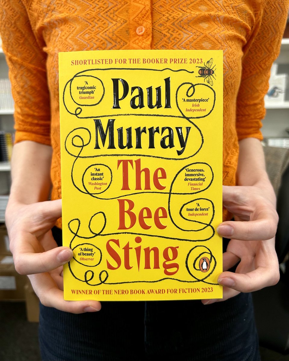 Just in! First paperback copy of PAUL MURRAY’s The Bee Sting, in the hands of editor ⁦@HermThompson⁩. Production by ⁦@AnnieRUnderwood⁩ —