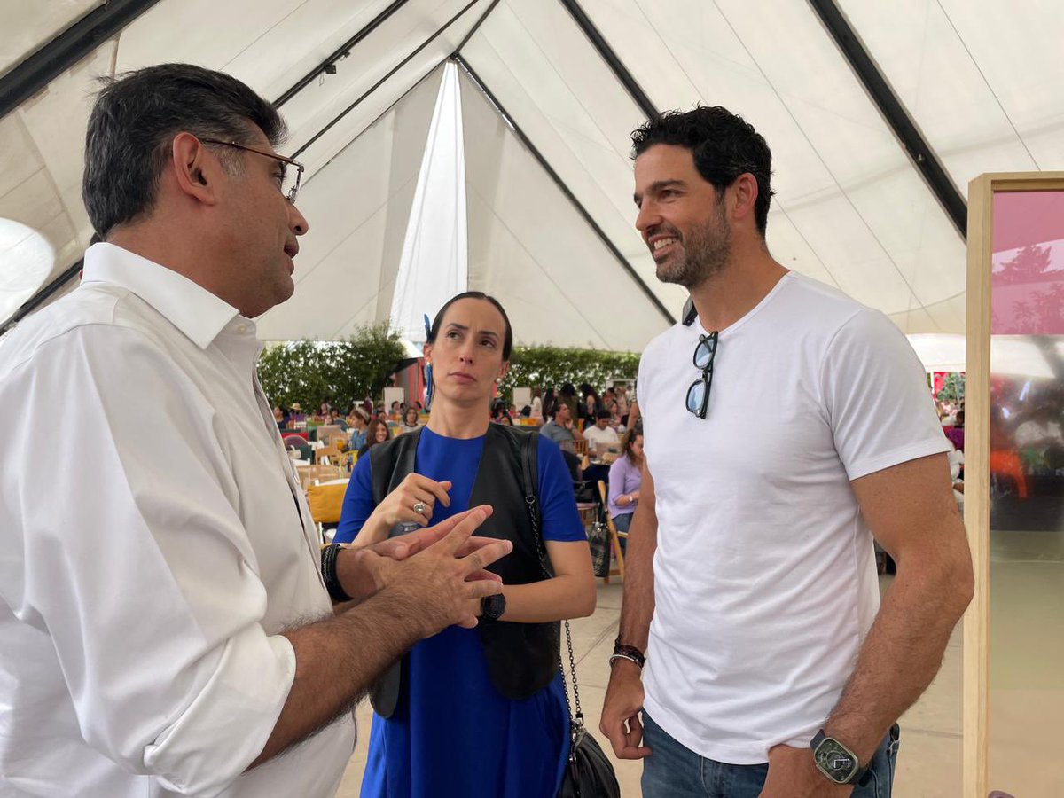 RaulRuizRobles's tweet photo. En el #VictoriaFest saludé a @osotrava Creador de Cracks Podcast, autor del libro “Haz lo que Importa” y operador del fondo de Venture Capital, Cracks Fund. Le invité a las fiestas de julio en #Oaxaca y a la @FeriaMezcalOax_ dentro de nuestra cartelera de conferencias. https://t.co/kANw2Jh0SY