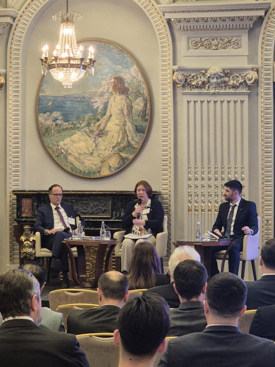 NLinRomania's tweet photo. Happy to have participated in conference on #Geopolitics of #EDTs today: 🇳🇱 wants to be a front-runner in international debate on #safe and #responsible #AI. It's important that we remain in control, in order for entire societies to benefit #LeaveNoOneBehind https://t.co/xdKcigTNo0