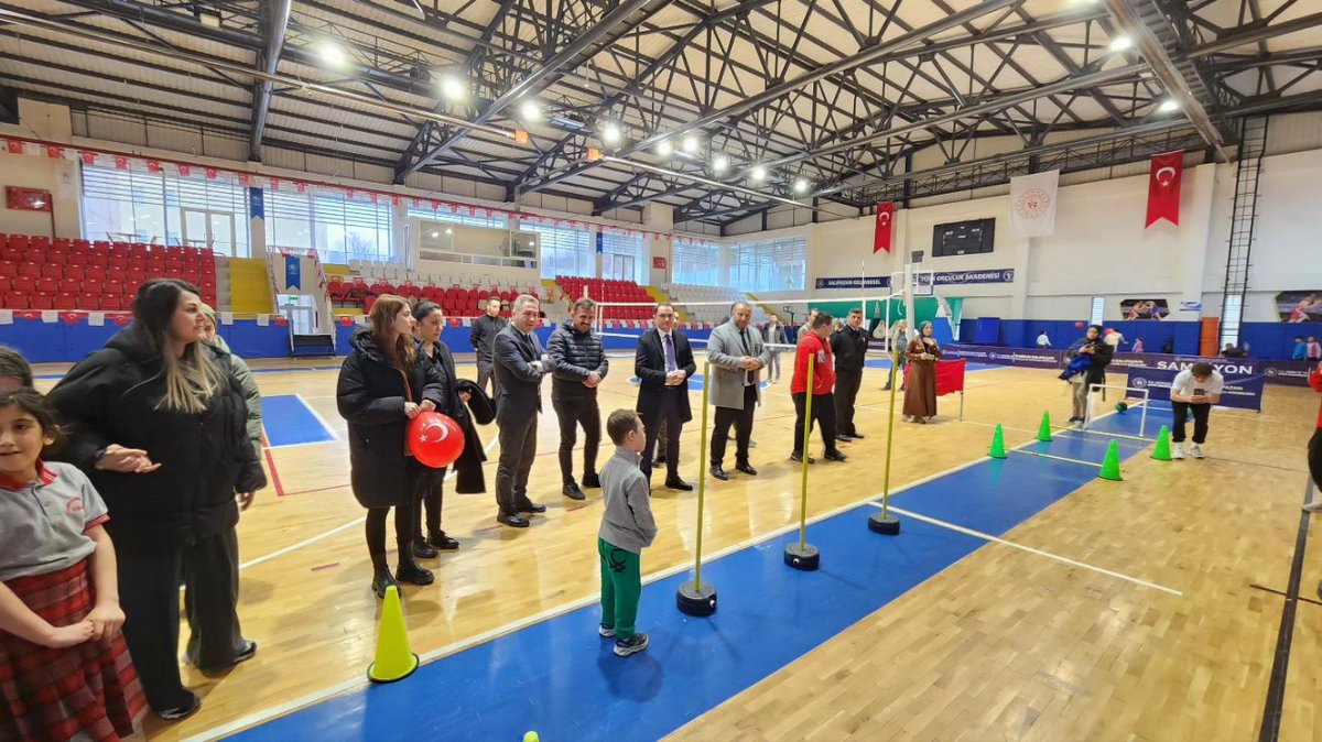 Kaymakamımız Sn.Salih BAŞARA, İlçe Jandarma Komutanı Sn.Samet KURUÇELİK, İlçe Gençlik ve Spor Müdürü Sn.Fatih SAĞLAM, İlçe Milli Eğitim Müdürü Sn.Ali SAVAŞ ile birlikte İlçemiz kapalı spor salonunda gerçekleştirilen '21 Mart Dünya Down Sendromlular Farkındalık günü'