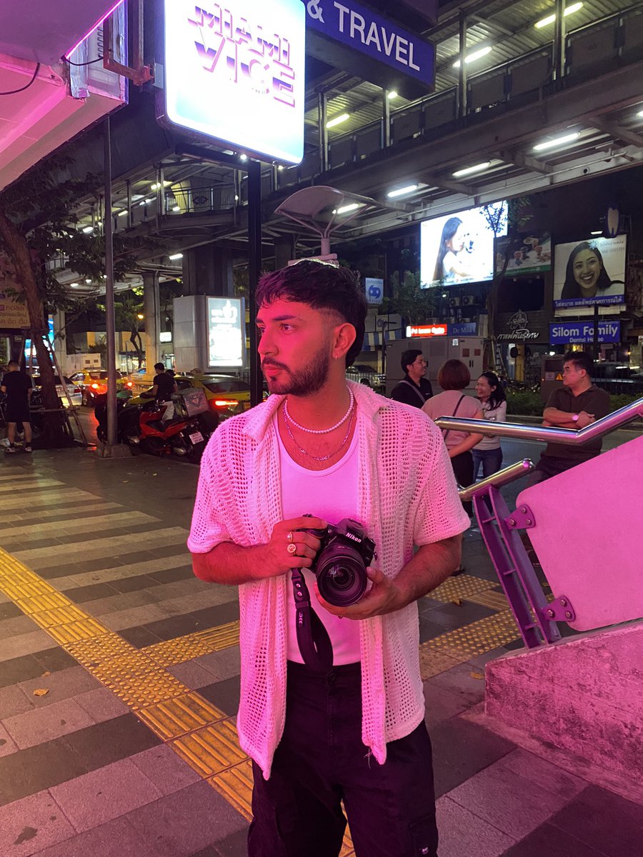 mois_up's tweet photo. The photographer   vs   the photos https://t.co/1NWAoVo1f0