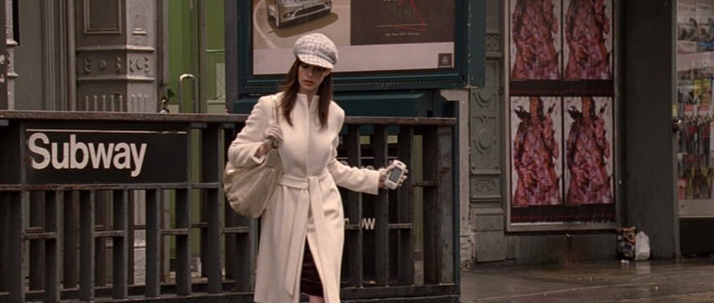 TheCinesthetic's tweet photo. anne hathaway in the devil wears prada (2006) https://t.co/Quvas2Y6xz