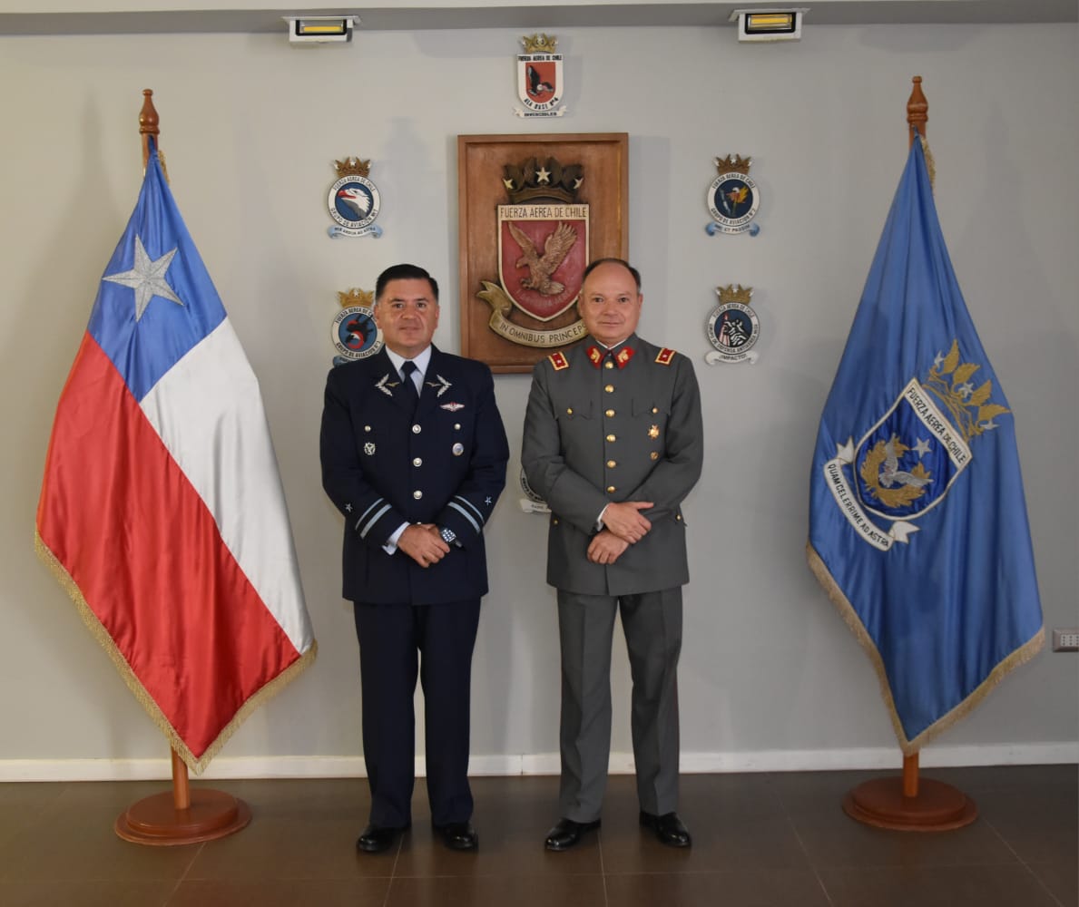 Una delegación de nuestra VI División del @Ejercito_Chile, encabezada por nuestro Comandante en Jefe Divisionario, visitó y saludó al Comandante en Jefe de la Iª Brigada Aérea en el marco de los #94AnosFACH.
¡#FelicidadesFACH! ¡Abrazo de los #CentinelasDelNorte!