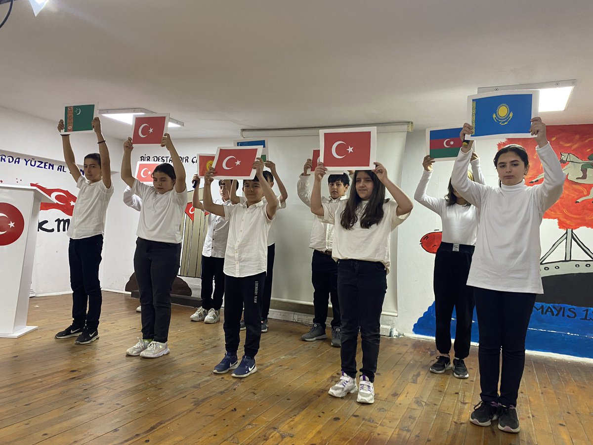 Findiklikymkmlk's tweet photo. Kaymakamımız Sn. Murat ÇÜRÜK, Çağlayan Osman Hacıalioğlu ilk-ortaokulu tarafından düzenlenen Nevruz Bayramı kutlama programına katılım sağladı. https://t.co/LIemNVneyU