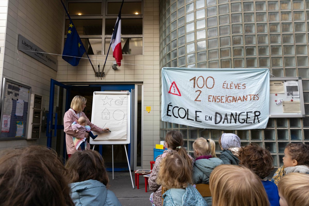 Paris : dans le XXe, des parents d’élèves font cours dans la rue face au manque d’enseignants ➡️ l.leparisien.fr/Aueo