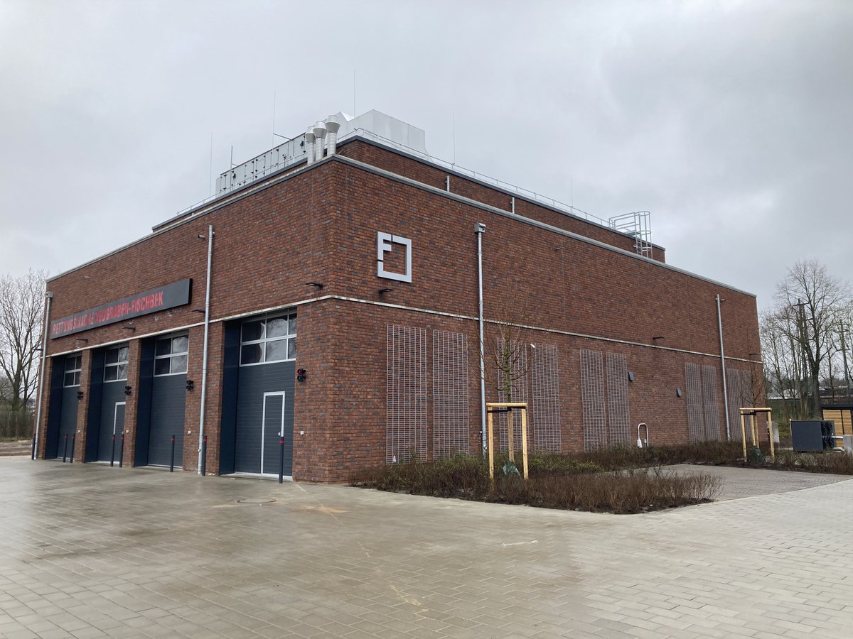 Die Rettungswache Neugraben-Fischbeck ist fertig und übergeben! Wir freuen uns damit, künftige Rettungseinsätze im Stadtteil erheblich zu verbessern. Später soll hier angeschlossen auch die Feuerwache Neugraben als 2. Bauabschnitt entstehen. 
Mehr Infos👇
is.gd/rc8eFC
