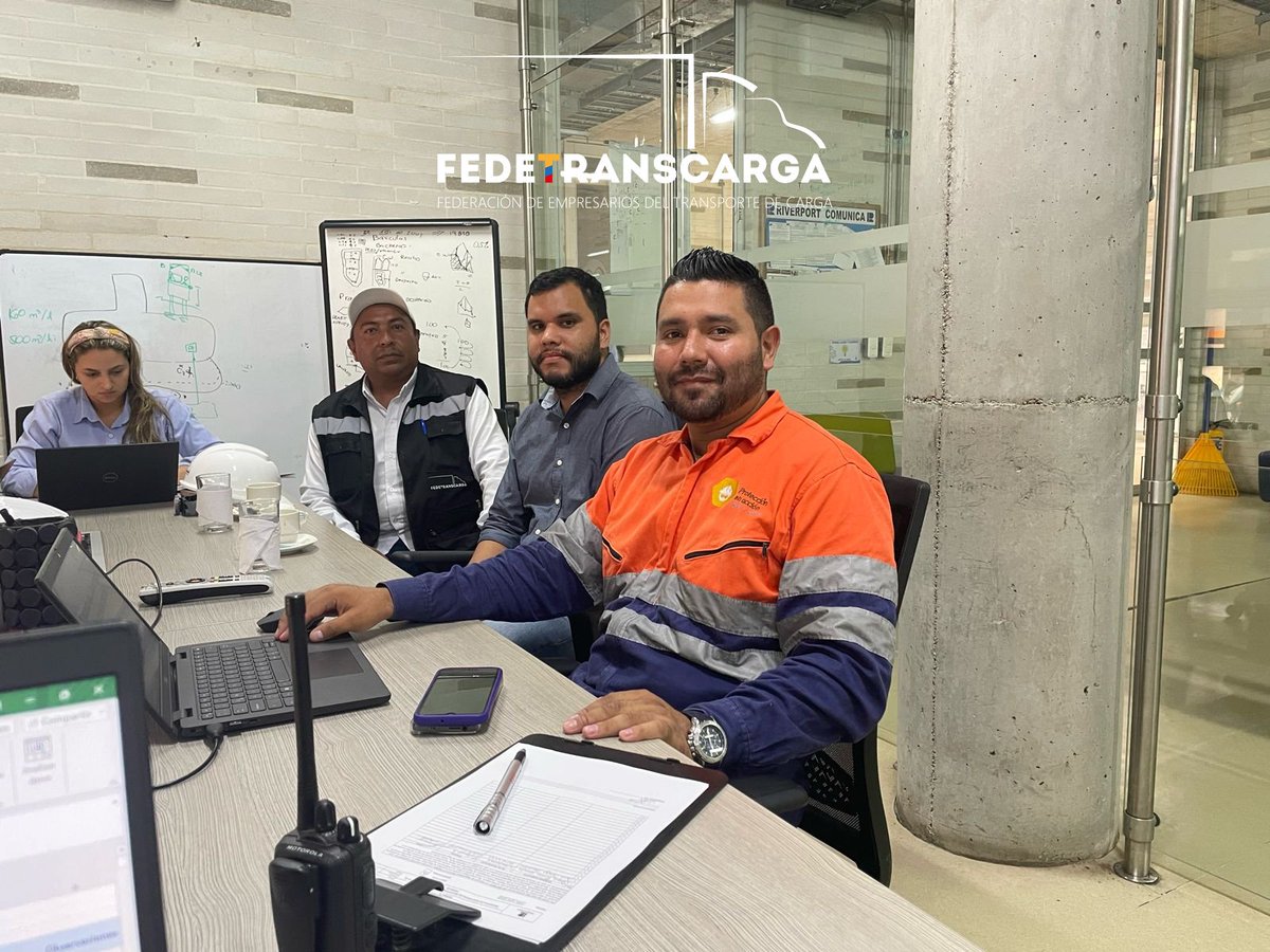 fedetranscarga's tweet photo. #Fedetranscarga sostuvo reunión con la señora Pilar Camargo jefe de operaciones de #Riverport y Sergio Rivera facilitador portuario del @MinTransporteCo, en la cual se evidenció la forma de cargue y descargue del grano; de igual manera, las nuevas tecnologías en básculas usadas en el embudo del silo para evitar lo repesos. Por otra parte, Riverport indicó a la federación, como es la forma de enturnamiento en prepuerto y las formas de pago electrónico para los servicios de alistamiento.
#Barranquilla