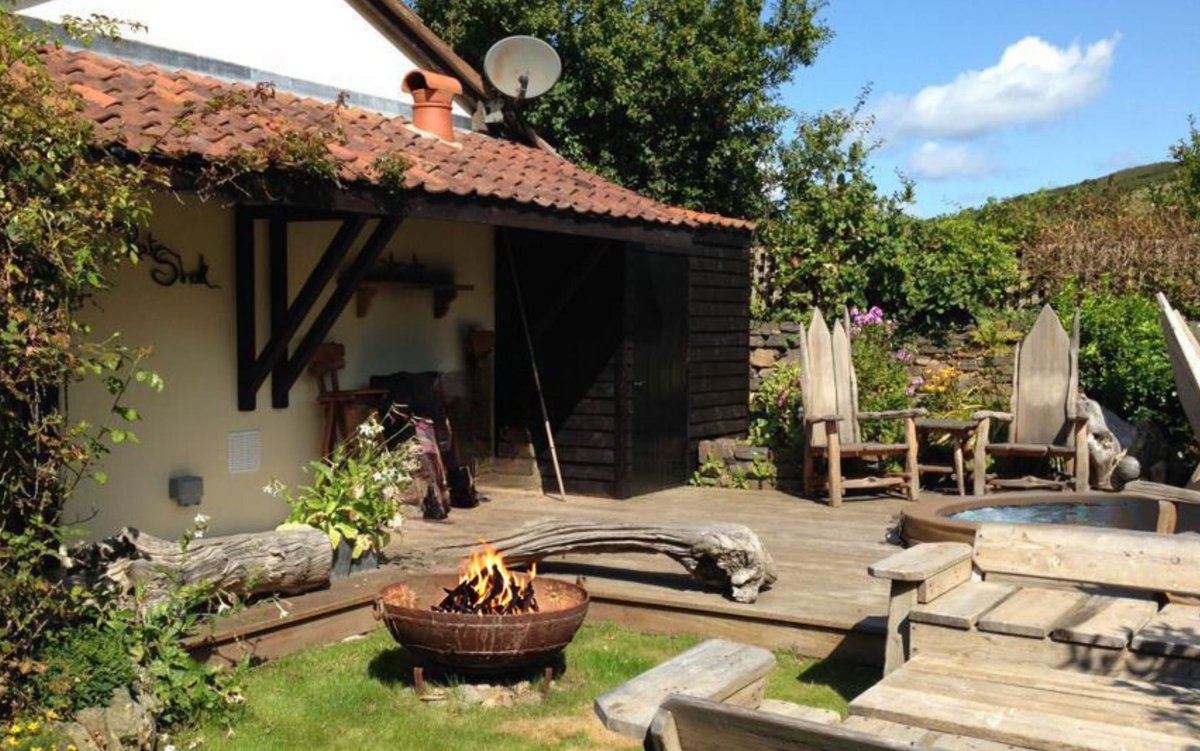 ChoiceCottages's tweet photo. Dive into a quaint escape at CROYDE CHUGGS CHILL OUT! This 2-bedroom, 2-bathroom cottage for 5 comes complete with an inviting garden oasis, boasting a fire pit, BBQ, and the option of a hot tub—an ideal retreat after a day of seaside adventures. https://t.co/fA2R94QsHU https://t.co/Tyrz8gN7dW