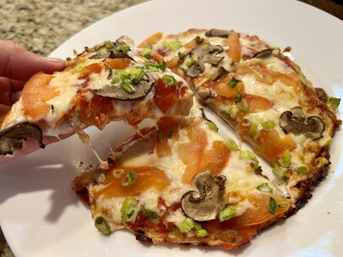 Made a #sourdough discard pizza in a cast iron pan for the first time.