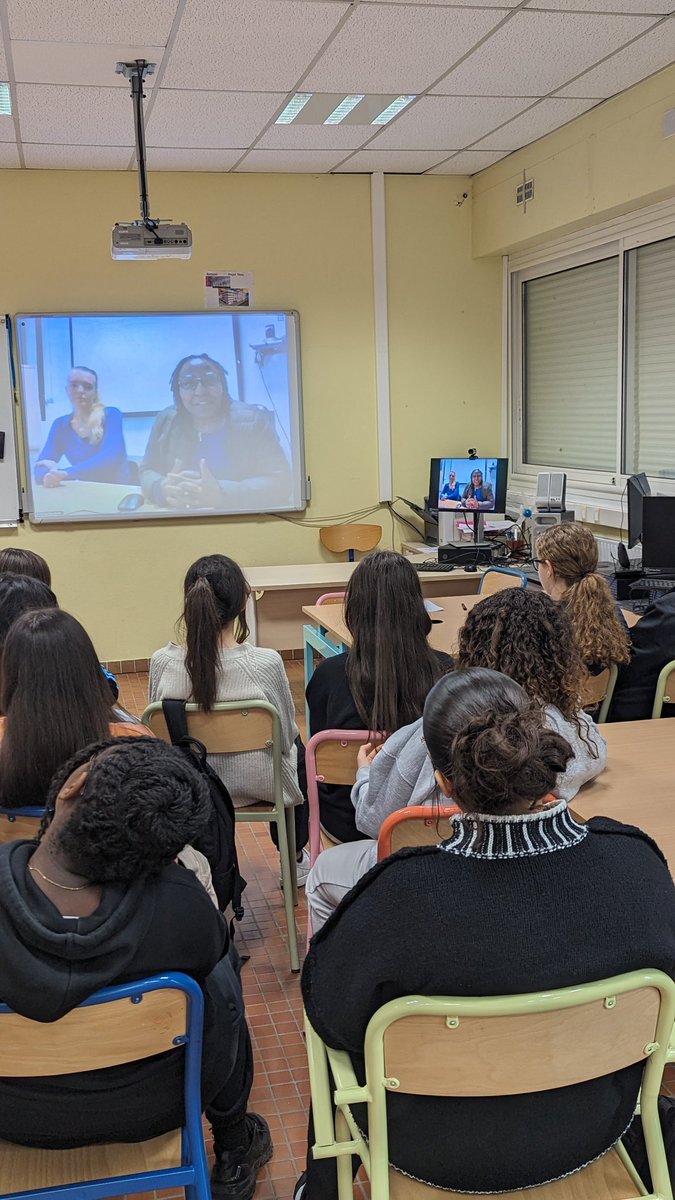 SKadimaMutombo's tweet photo. Visio collège Émile Lambert Conférence dans le cadre des #cordeesdelareussite merci au @LyceeRoberval les femmes dans l'univers de l'industrie et  @femmeingenieure 
@DSDEN60 @AcAmiens @PMoyarecteur https://t.co/a0rUZhqYxX