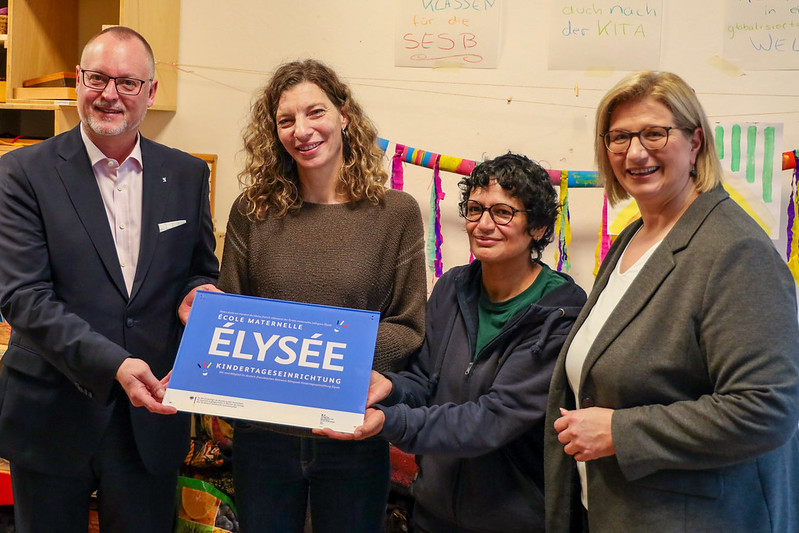 🖍️Hier lernen die Kinder spielerisch Französisch! Die Kita Timbales in Berlin wird heute in Anwesenheit von Thomas Michelon @FranzBotschaft, @AnkeRehlinger und @falkone1 zu einer 'Elysée-Kita'. @KulturDtFrz