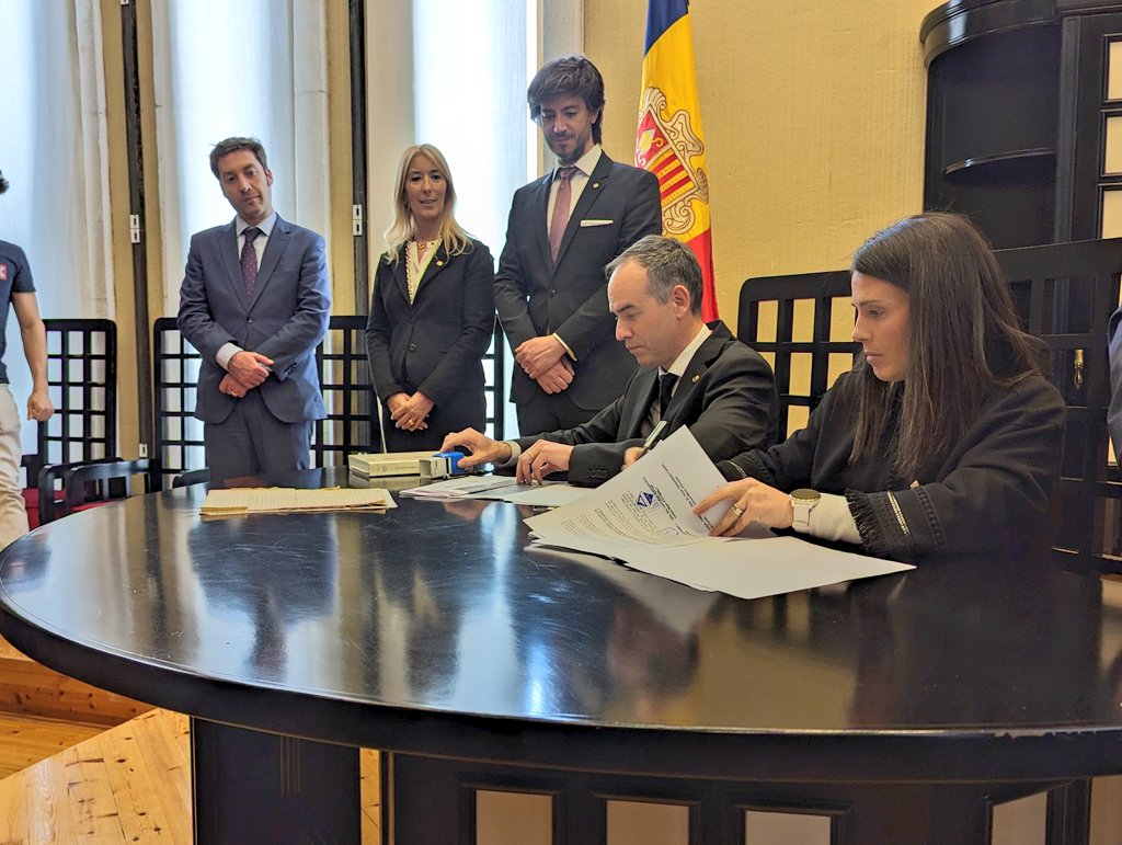 ConsellGeneral's tweet photo. El Comú @canillo_andorra i el @ComuEncamp signen el Protocol d'entesa sobre els límits territorials de les dues parròquies davant els @SindicsGenerals a la sala del Consell General al Santuari de Meritxell. https://t.co/FZhIcceGBh