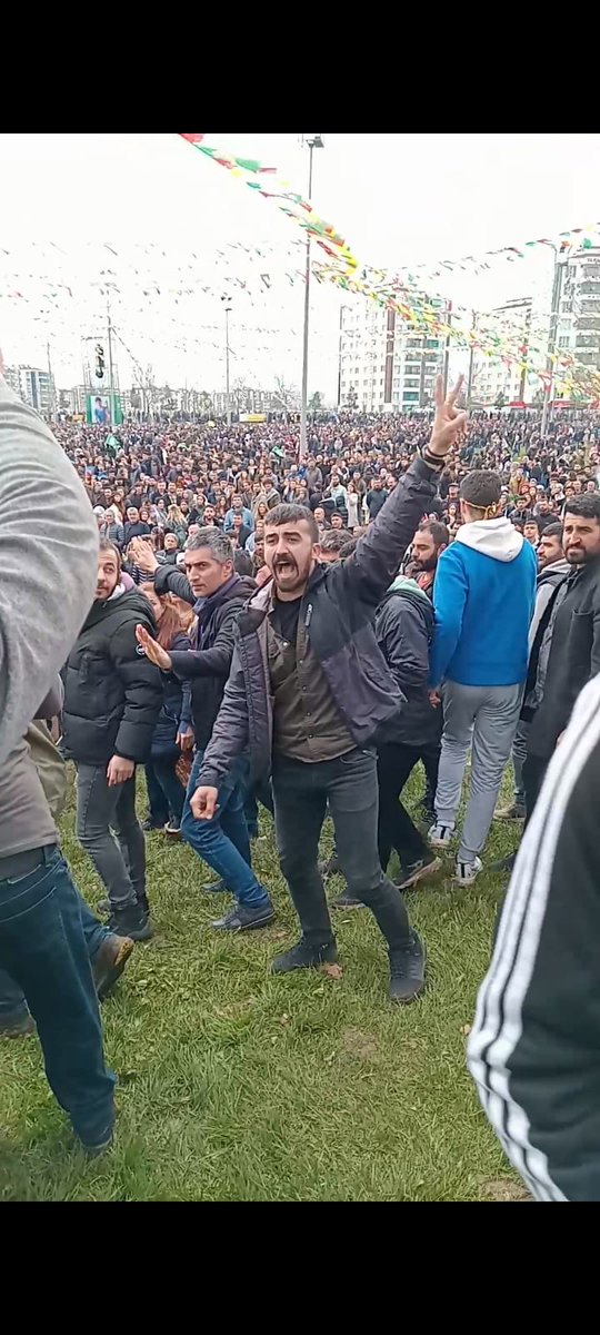 Bugün Amed newroz alanına giren arkadaşlarımıza ve bayraklarımıza karşı organize bir şekilde bir grup saldırmaya çalışmıştır. 

Fotoğrafta bulunan şahsiyetsizi tanıyan Kürdistanlıların bize bildirmesini rica ediyoruz.

Yarın kesinlikle bugün gibi olmayacak....
Bayrağımız