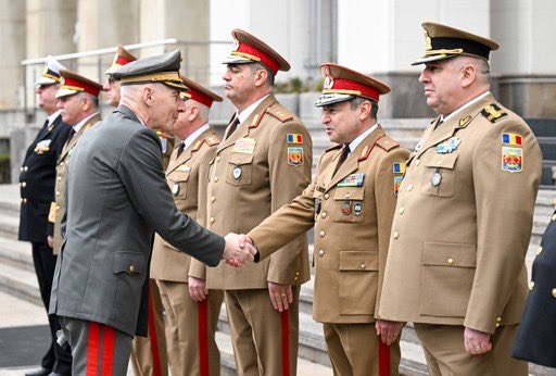 Pivotal exchange with 🇷🇴 CHOD, General VLAD on #EU-#NATO collaboration & Europe's evolving security landscape during my official visit to #Romania. Focused on supporting 🇺🇦 and Romania's key role in 🇪🇺 defence modernization & CSDP missions. @MApNRomania #EUDefence