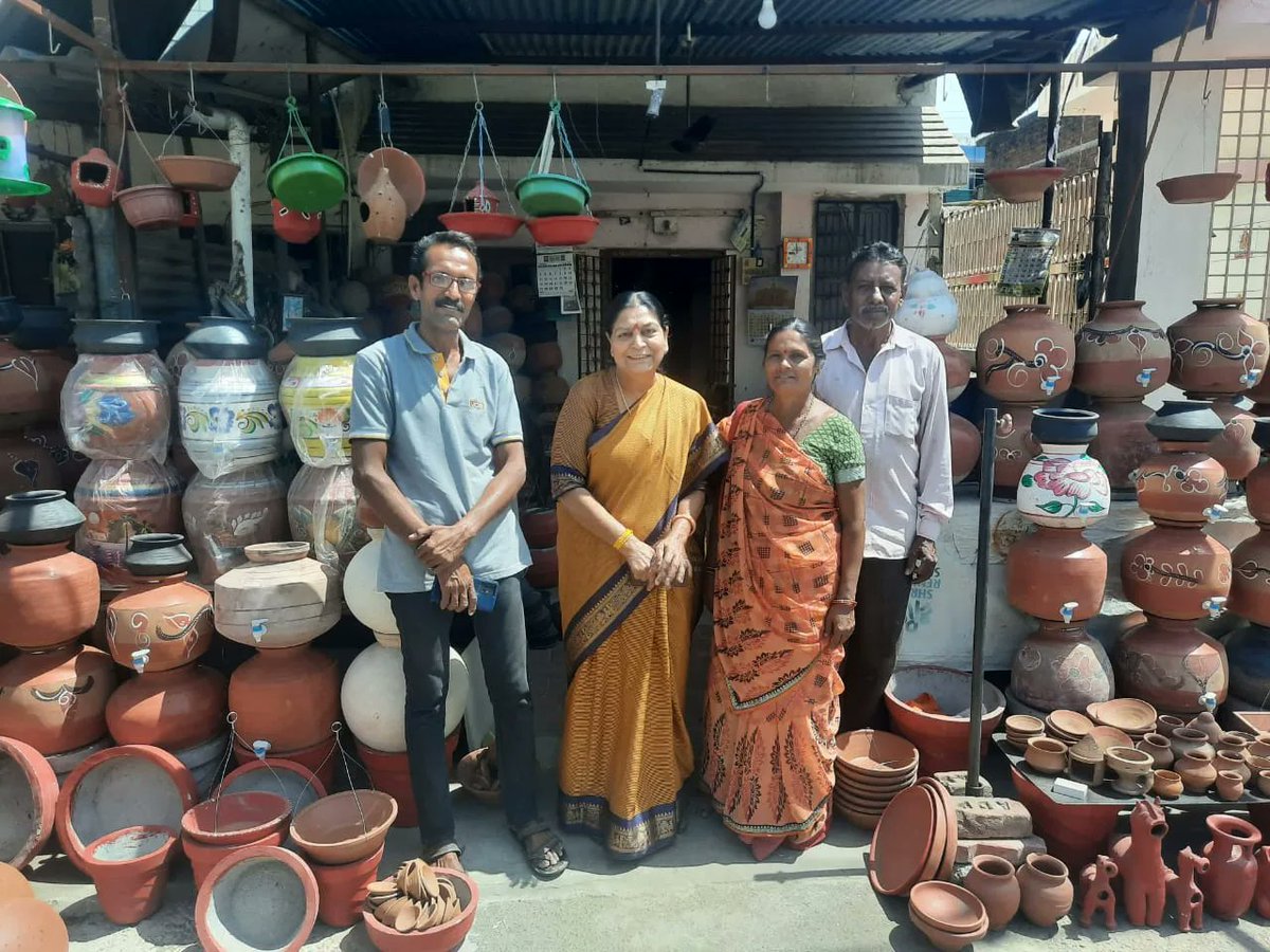 ParmarKunvar's tweet photo. આજરોજ  મોદીજીના # Local for Vocal#અભિયાન અંતર્ગત,હિંમતનગરના છાપરીયા વિસ્તારમાં જઈને સ્થાનિક કારીગરો પાસેથી પક્ષીઘર તેમજ પાણીના કુંડાની ખરીદી કરી. https://t.co/C5NJUOrGA0
