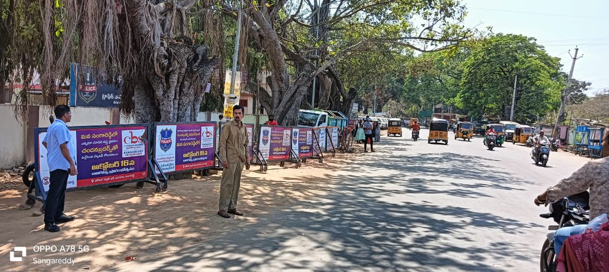 సంగారెడ్డి పట్టణ పోలీస్ స్టేషన్ ఇన్స్పెక్టర్ భాస్కర్ గారు గతా అనేక రోజుల నుండి పోలీస్ స్టేషన్ కు అనుకొని వున్న అంబులెన్స్ లను తిపించి అక్కడ పడివున్న చెత్త చెదారం తీపించి ప్రజల కోసం తాత్కాలిక బస్ స్టాండ్ ను ఏర్పాటు చేపియడం జరిగింది