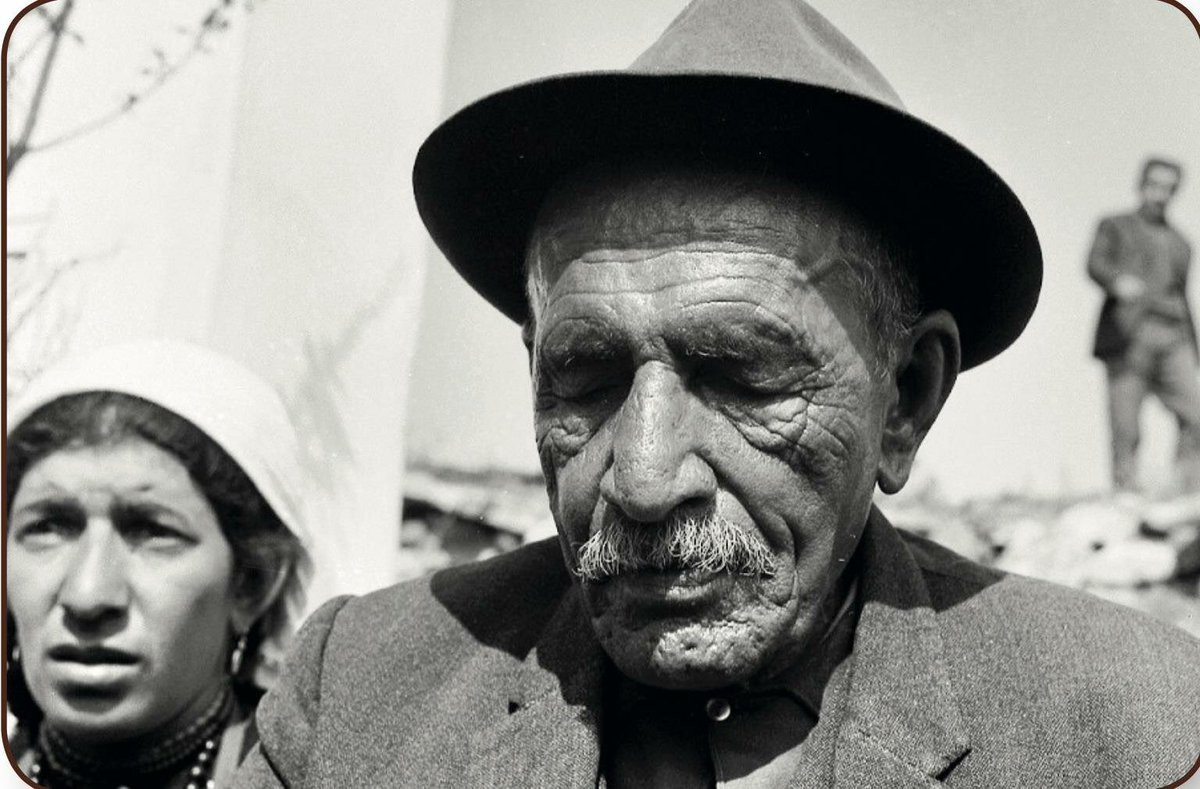 "Allah birdir Peygamber Hak
Rabbül âlemindir mutlak
Senlik benlik nedir bırak
Söyleyim geldi sırası

Kürt’ü Türk’ü ne Çerkez’i
Hep Ademin oğlu kızı
Beraberce şehit gazi
Yanlış var mı ve neresi"

Sözü sözümüz, sazı sazımızdır.
Âşık Veysel'e saygı ve hürmetle...