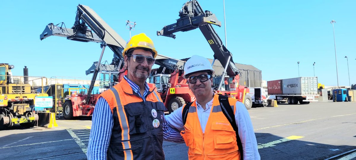 El gerente de operaciones ATI, Alex Muñoz, compartió con el representante de Grúa Digital, Joaquín Riesco, quién impulsado por el programa para Startups de Aster Aceleradora; nos mostró tecnología que busca registrar y monitorear las maniobras de transferencias de cargas.