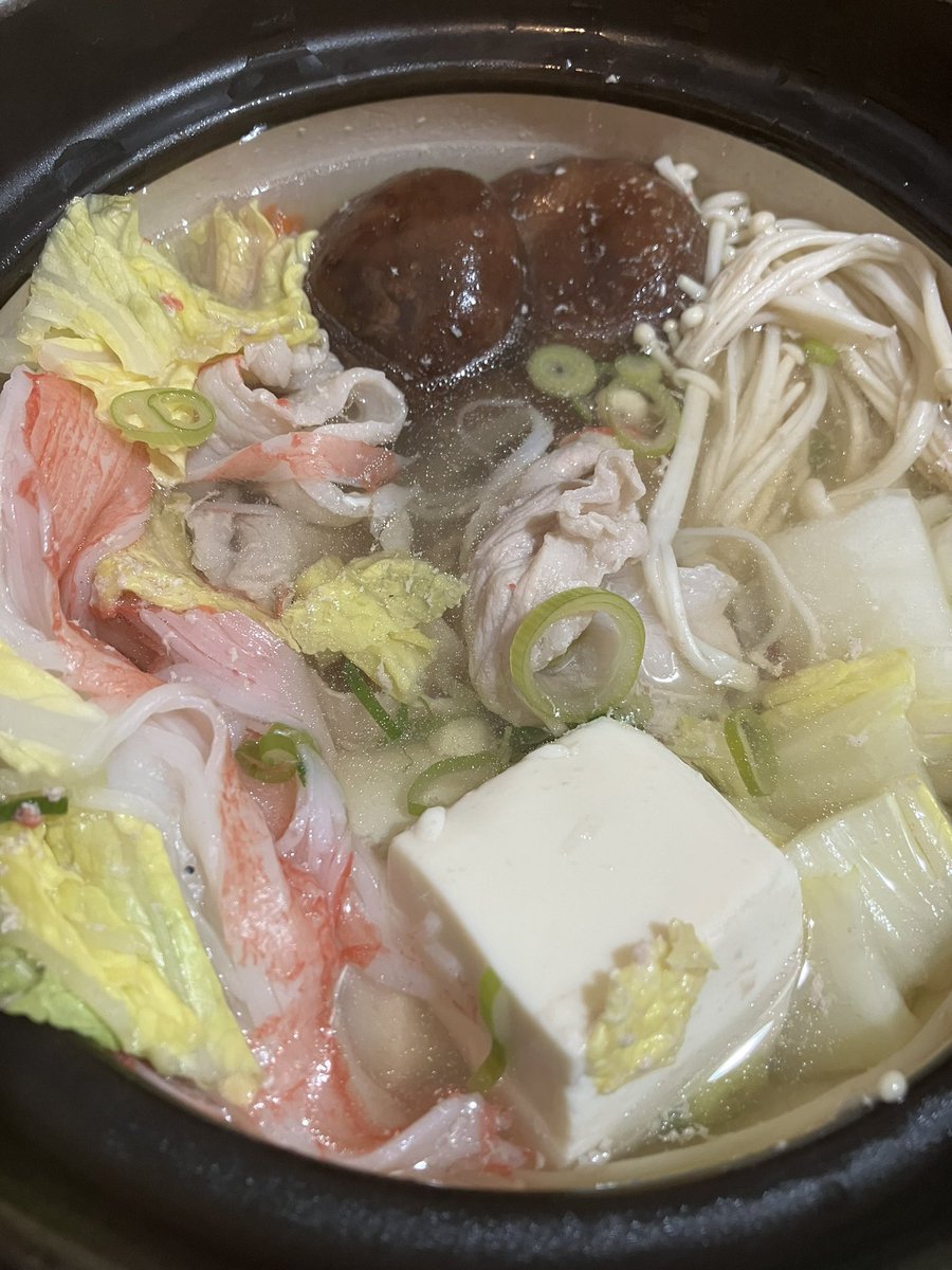 FINALKyouta's tweet image. 8.絶品！カニ（カマ）鍋🍲
最終形態だとカニカマが煮崩れしてしまったのでフォロワーの人間さんに「作る前と作った後どっちで提出する？」って聞いたら票が割れてしまったので見た目で作る前を出しました…レシピはのこってないです。100%パッションで作り上げました
#金平メモ #金平どんぶらこ