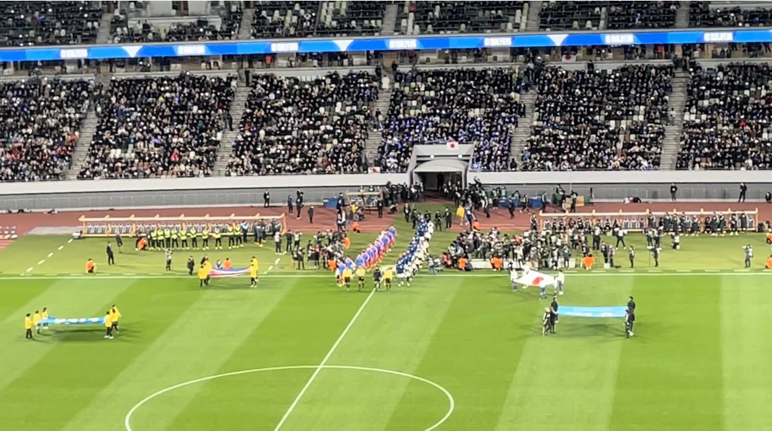 rieeeen24's tweet photo. ⚽️日本代表🆚北朝鮮戦で国立競技場行って来たのだけど西さんも行ってた？⚽️映画もあるしね😏
推しの伊東純也クンは召集されなかったけど😢とりあえず勝って良かった🙌
3層からだとフィールドの選手の顔は分からないけどビクセンなら見える👍しかし電波悪〜い😩
せっかくなのでペンライト🧡で https://t.co/mvfLpSvbCo