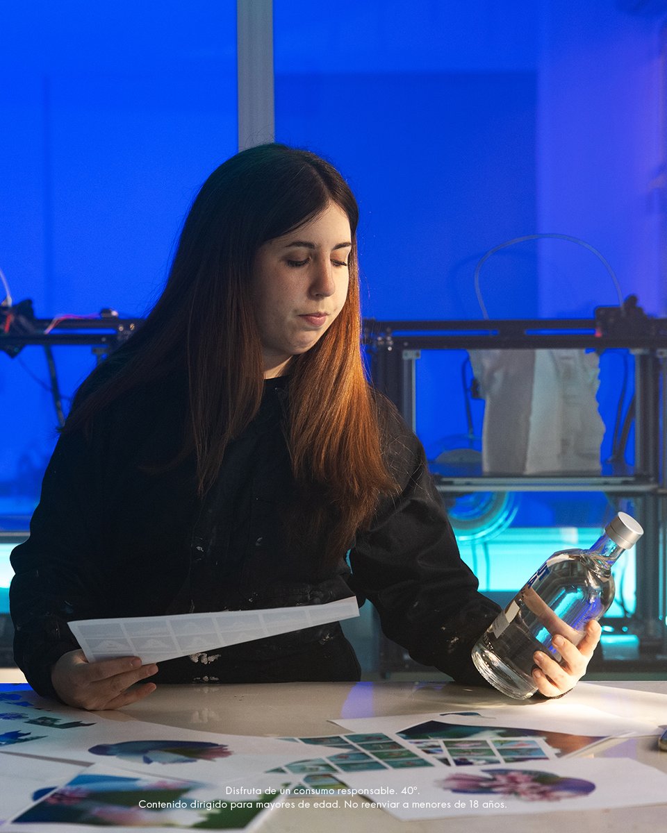 Lola explora el modo en que construimos nuestra realidad a través de los procesos digitales. Y así es como ha representado a Absolut Mule; partiendo de la icónica "A" de #Absolut como formato para narrar nuevas historias.