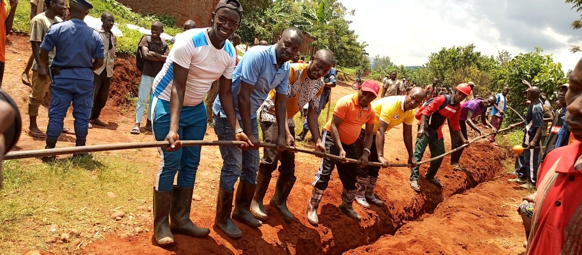 CibitokeProv's tweet photo. #Burundi Kuri uyu wakane itariki 21/03/2024 Buramatari wa @CibitokeProv yifadikanije n'abenegihugu bo ku mutumba #Musenyi, zone na komine #Rugombo mubikorwa vyo gukwega amazi meza kuri uyo mutumba bayakuye ku mutumba wa #Gitebe uri muri komine #Mugina @MininterInfosBi @KwaNtare https://t.co/bv0SjysdXa