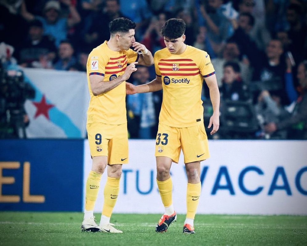 Somhiseremfcb's tweet photo. 🤯Lewandowski con Cubarsi en su debut ante el Betis:

Lewandowski: “Pau, ¿cuántos años tienes?”

Cubarsi: “Acabo de cumplir 17 años”.

Lewandowski: "No mientas..."

Cubarsi: “No, lo juro, tengo 17 años”.

Lewandowski en voz alta en el vestuario: "Mira, es imposible creerlo. Es imposible hacer una actuación así a esa edad. Nunca había visto algo así en mi vida".

[Vía @CatalunyaRadio ]
