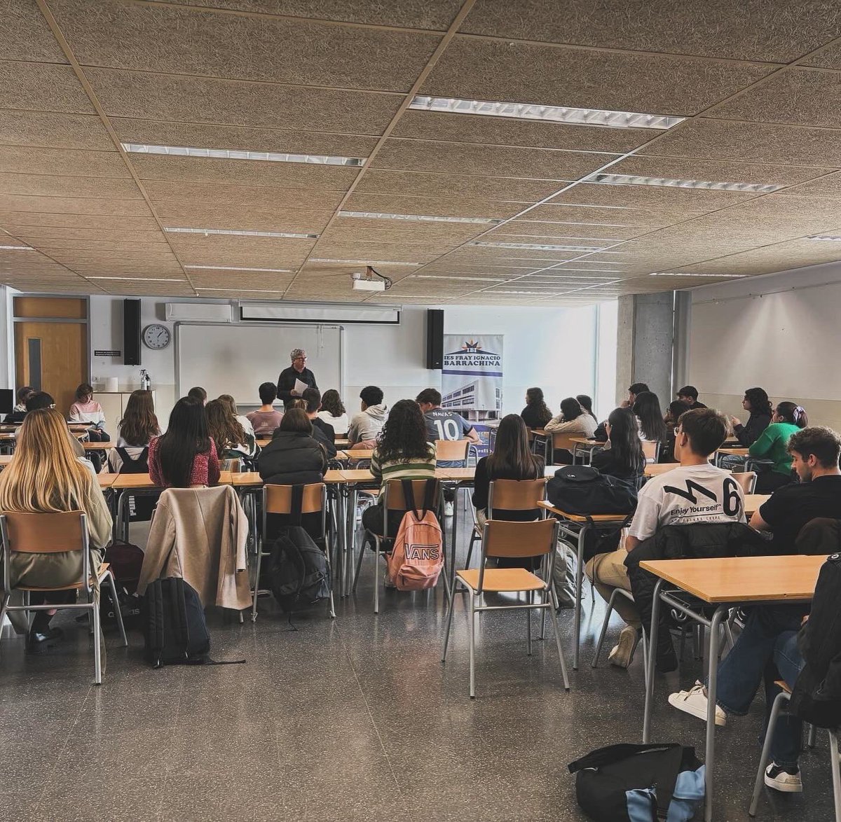 fib_ies's tweet photo. 📣🕊️Hui hem rebut a l’Associació de Xiquets Robats @AvaBebes . L’alumnat de 4t d’Eso i 2n de batxillerat s’ha mostrat altament sensibilitzat amb la temàtica de la xarrada, participant activament en el col·loqui posterior📣🕊️@ayuntamientoibi @educaciongob #ciudadaniademocratica https://t.co/vYNKEOZSsT