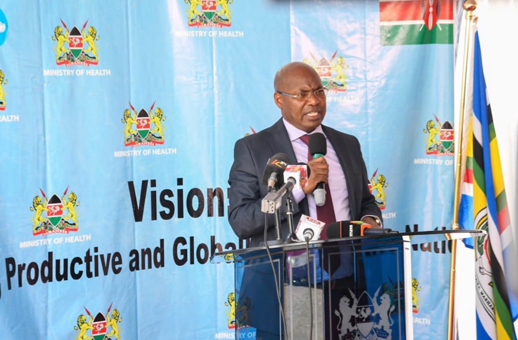 MOH_Kenya's tweet photo. 𝐌𝐢𝐧𝐢𝐬𝐭𝐫𝐲 𝐨𝐟 𝐇𝐞𝐚𝐥𝐭𝐡 𝐁𝐞𝐠𝐢𝐧𝐬 𝐃𝐞𝐩𝐥𝐨𝐲𝐦𝐞𝐧𝐭 𝐨𝐟 𝟏𝟐𝟕𝟎 𝐃𝐢𝐩𝐥𝐨𝐦𝐚 𝐂𝐥𝐢𝐧𝐢𝐜𝐚𝐥 𝐎𝐟𝐟𝐢𝐜𝐞𝐫 𝐈𝐧𝐭𝐞𝐫𝐧𝐬

On March 21, 2024, the Ministry of Health initiated the process of assigning interns to various healthcare facilities nationwide. Medical Services Principal Secretary, Mr. Harry Kimtai, urged striking doctors to end their strike and resume work during the event held at Afya House.

Adan Harakhe, Director of Administration at the Ministry's State Department of Public Health and Professional Standards, oversaw the distribution of release letters to 1270 Diploma Clinical Officer Interns from a pool of 3752 across 6 cadres. The event at Afya House marked the commencement of their mandatory practical training.

Harakhe reaffirmed the Ministry's commitment to seamless healthcare services delivery and vowed to review internship policies to ensure graduates provide high-quality healthcare services as mandated by the Constitution of Kenya 2010.

Dr. Sultani Matendechero, Deputy Director General for Health, emphasized the importance of health promotion and disease prevention during internships. George Gibore, Secretary General of the Kenya Union of Clinical Officers (KUCO), lauded the government's efforts to improve medical personnel welfare.

Internship entails a one-year hands-on training for Clinical Officers, supplemented by six months of specialized training upon completion of the Higher Diploma, ensuring compliance with legal requirements for practice after graduation.