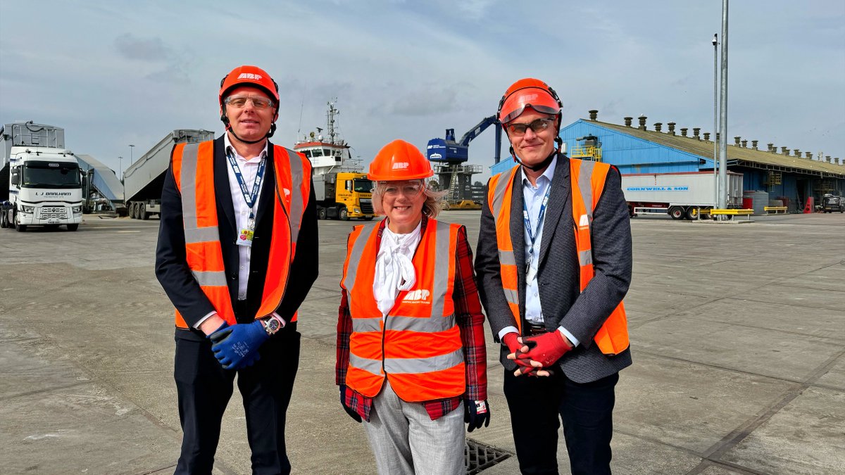 Today we were pleased to welcome @JackieDP, who Chairs the Maritime and Ports APPG, to ABP's Port of Ipswich to learn about port operations at the UK's leading grain export port.