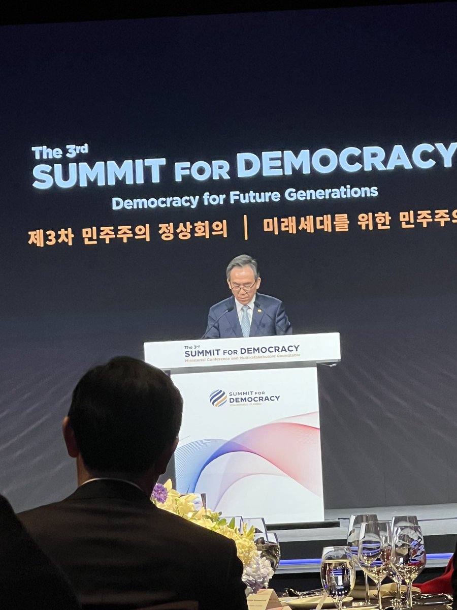 En el marco de la celebración de la 3ra Cumbre de las Democracias, el Ministro de Relaciones Exteriores de #Corea ofreció una cena a las delegaciones oficiales, líderes y representantes de organizaciones de la sociedad civil, entre ellas #DemocraciaDigital #summit4democracy #S4D