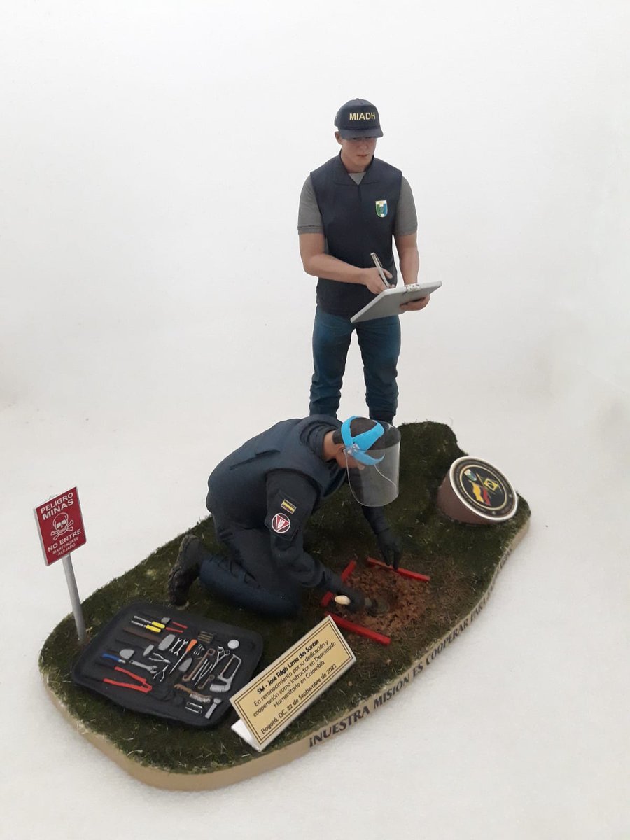 figurasmili's tweet photo. Nuestro modelo de Desminado Humanitario, puede llevar el traje utilizado por el Ejercito o, el de la Infantería de Marina, estar solo el desminador o, con el observador o verificador con el uniforme que utilice. 3115598532 es nuestro numero de contactp. https://t.co/o8C9hH94dM