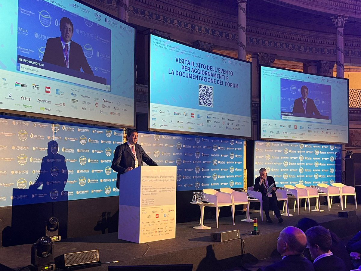 UTILITALIA's tweet photo. 21 MARZO – PRESENTAZIONE DATI DEL #BLUEBOOK2024 DI FONDAZIONE #UTILITATIS E LIBRO BIANCO #VALOREACQUA Community @Ambrosetti_ . Filippo Brandolini, Presidente di #Utilitalia :“Oltre alle risorse economiche, per contribuire ad innalzare il livello degli investimenti è essenziale superare le residue criticità in tema di governance. Per questo Utilitalia si è fatta promotrice di una proposta di riforma del settore in quattro punti: ridurre la frammentazione, introduzione di parametri di verifica gestionale, consolidamento industriale del settore e approccio integrato tra i diversi usi dell’acqua. Attraverso queste proposte contiamo di raggiungere l’obiettivo 100, arrivando a un centinaio di gestori industriali di media/grande dimensione e a un livello di investimenti di 100 euro per abitante all’anno”.