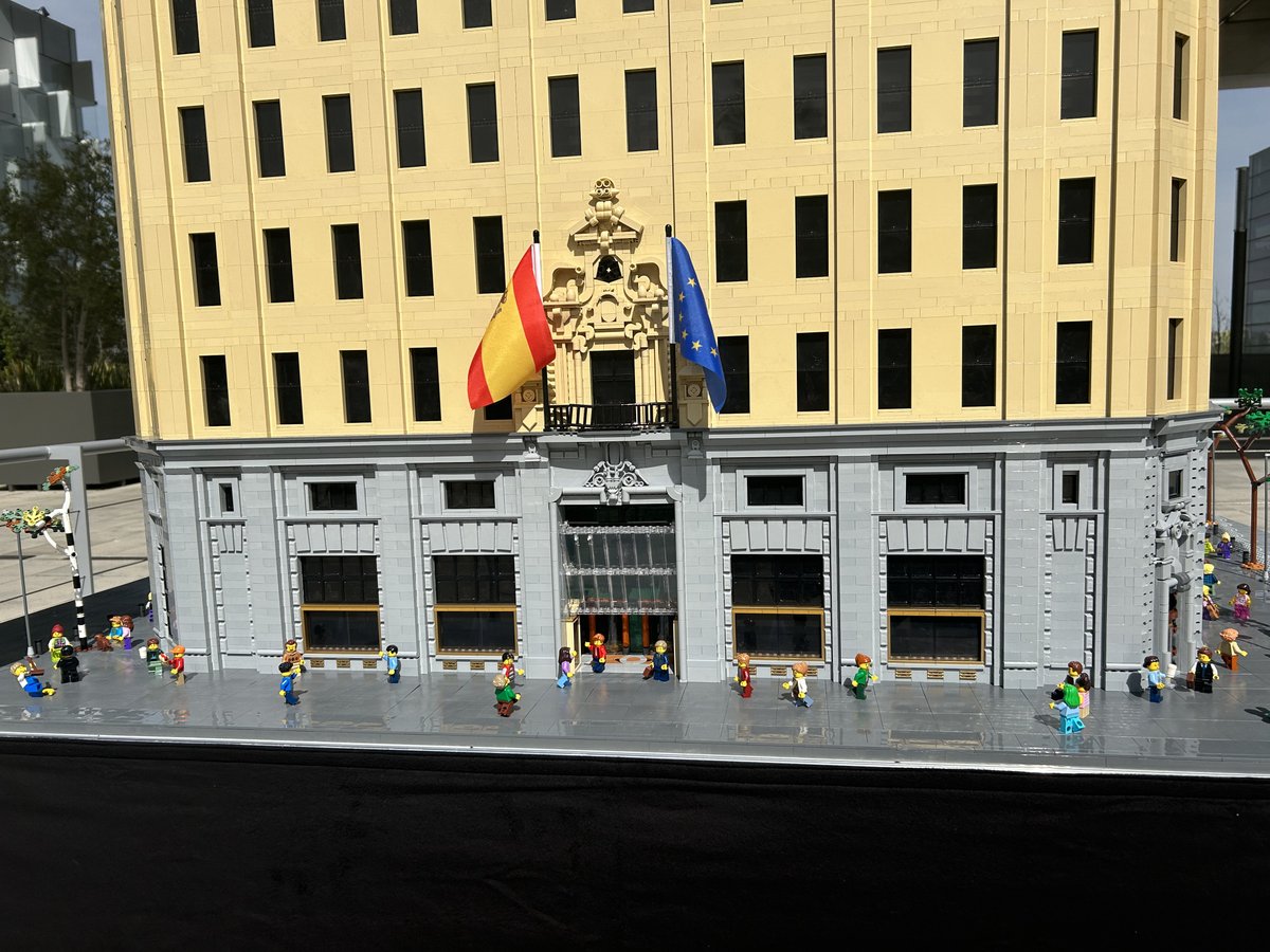 🚀Ya tenemos en Distrito Telefónica la réplica del Grupo LEGO del edificio de Telefónica de Gran Vía.

Será la construcción más alta y con mayor número de elementos de todos los que hay en España, y una de las más altas del mundo.

¡Pronto vídeo con curiosidades!