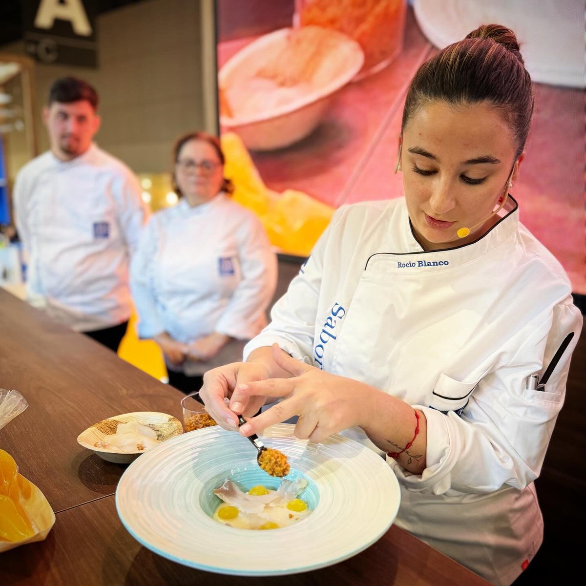 Show cooking por la joven chef #SaboraMálaga Inma Ortega, ganadora del Concurso Joven Chef Sabor a Málaga 2024 y sus compañeros Rocío Blanco y Adrián Santaella de Ceshma, que nos han acompañado estos días en #alimentaria2024, ¡muchas gracias por vuestra ayuda! 😁💙
