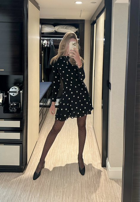 SPOTTED: your date getting frisky while awaiting your arrival ⚪️⚫️ https://t.co/eAS4UIvb5l