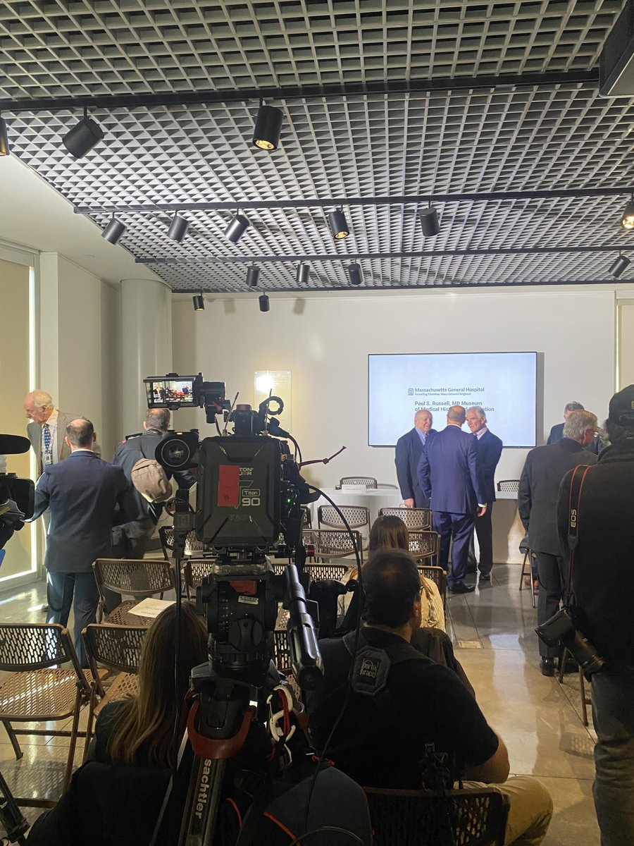 MassGeneral News (@massgeneralnews) on Twitter photo Happening in 10 minutes: <a href="/mgh_transplant/">Mass General Transplant</a> team announces the world’s first #pigkidneytransplant into a living human. Happening in 10 minutes: <a href="/mgh_transplant/">Mass General Transplant</a> team announces the world’s first #pigkidneytransplant into a living human.