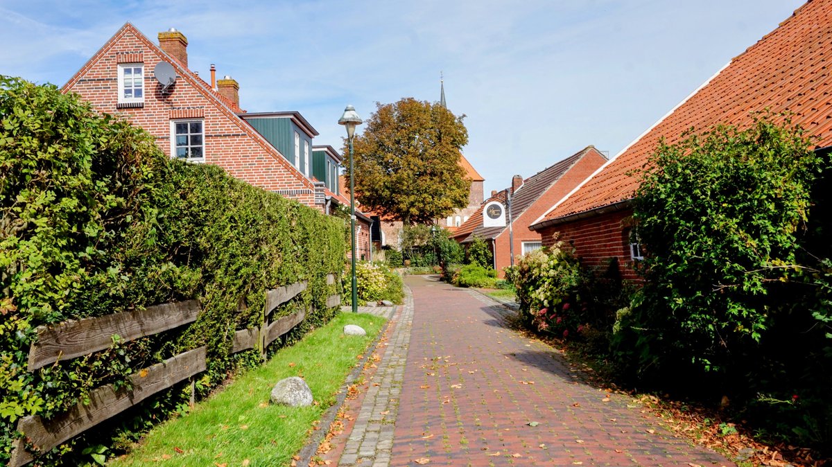 anderswohin's tweet photo. Das Dorf #Rysum in Ostfriesland gilt als eines der schönsten in Niedersachsen. Wir haben das Dorf in der Krummhörn besucht. https://t.co/JOOtilK70m https://t.co/XaeO0r4oxn