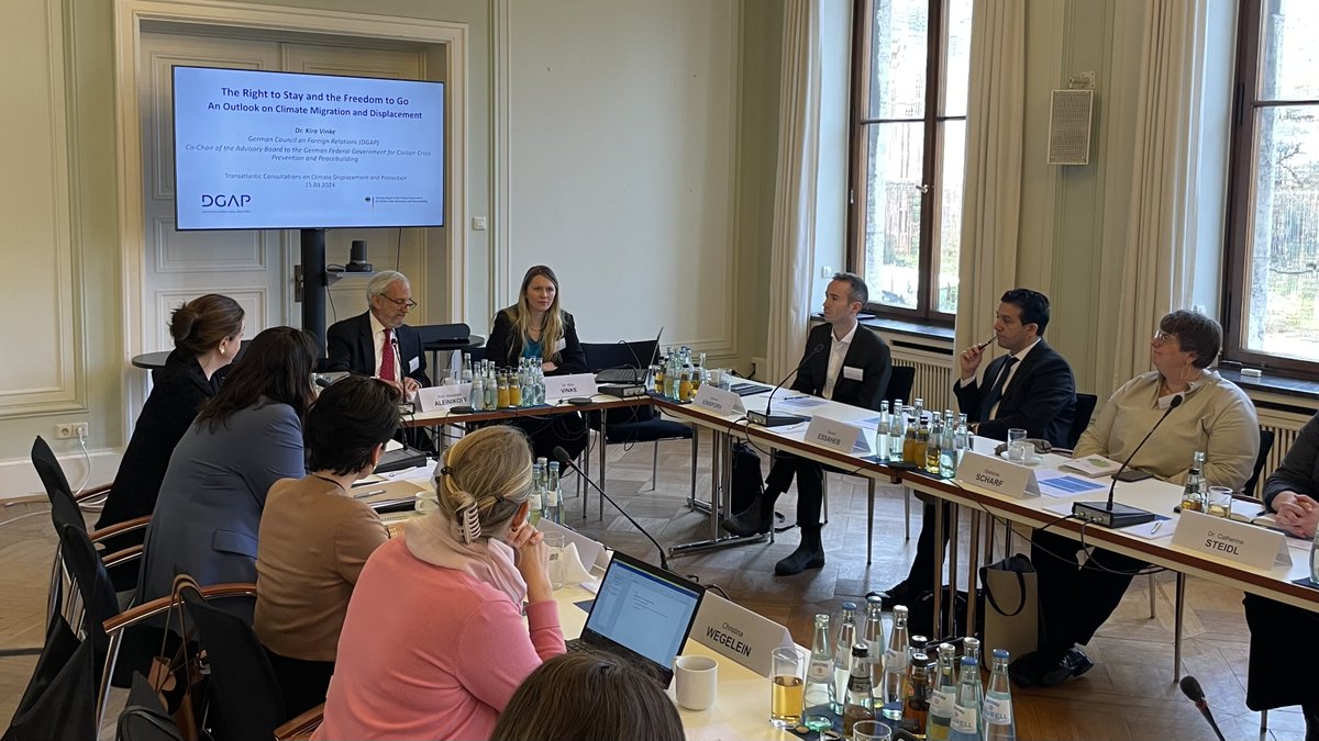 Last week, @dgapev with partners Robert Bosch Foundation, @EmCollective, & @NSSRNews hosted a consultation on climate displacement & protection. Participants from Germany 🇩🇪 & the US 🇺🇸 discussed how to best strengthen resilience & enhance protection for climate-displaced people.