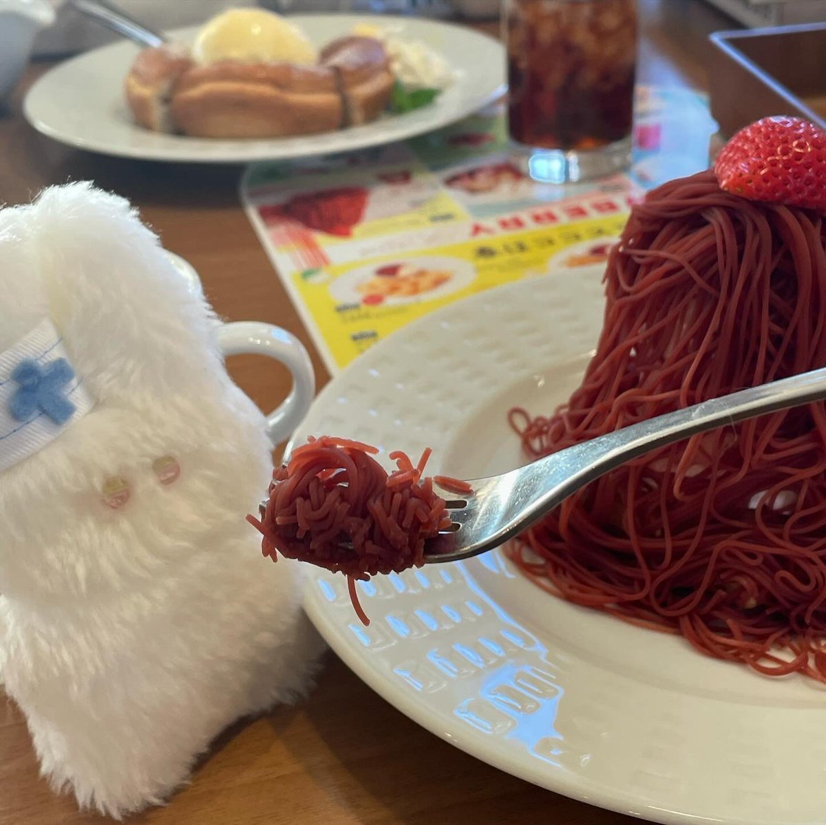 kyu_attakaiocha's tweet image. フォークが長すぎるから？手が短いから？
食べさしてあげた😄😄