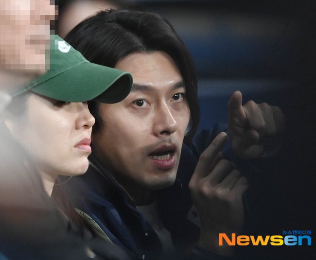 yejintangerine's tweet photo. I just love how they are having a discussion. Just shows how they are both keen to each other's words. ❤️

#HyunBin #현빈
#SonYeJin #손예진
#BinJin https://t.co/51i9eEjA6t