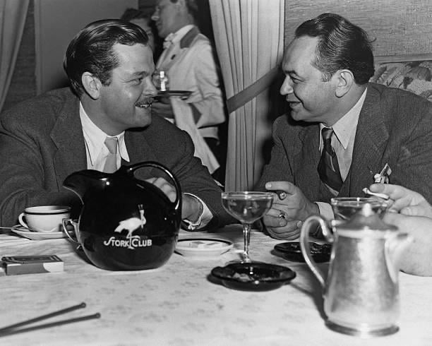 #EdwardGRobinson y #OrsonWelles en el Club Stork en 1945. 🍸 Ambos colaboraron en la película #ElExtraño de 1946. 📽️

Podéis leer más acerca de este rodaje en la autobiografía de Robinson #TodosMisAyeres (#CultBooks, 2024). 📕