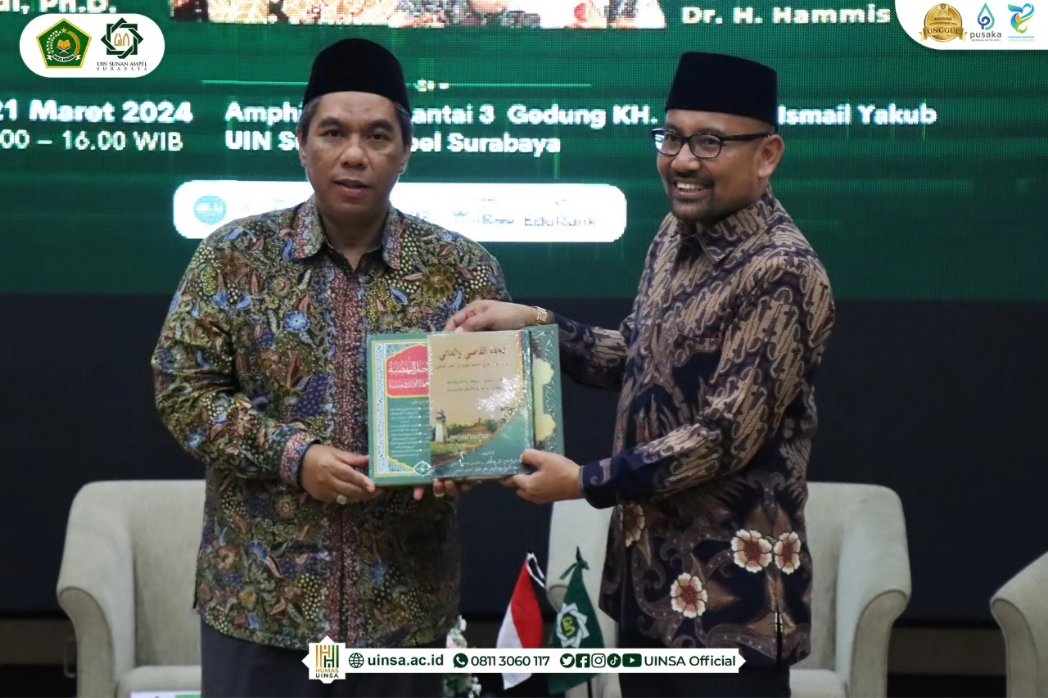 UINSAOfficial's tweet photo. Rektor UINSA menyerahkan penghargaan kepada Dr. Muhammad Afifudin Dimyathi, MA. Penulis Kitab Tafsir Hidayatul Qur'an, fii Tafsiril Qur'an bil Qur'an dalam momen 'Monumental Writing Award' pada Kamis, 21/03/ 2024. Kegiatan ini juga dihadiri KH. Zulfa Mustofa, Waketum PBNU. https://t.co/ibd9AIbRB0