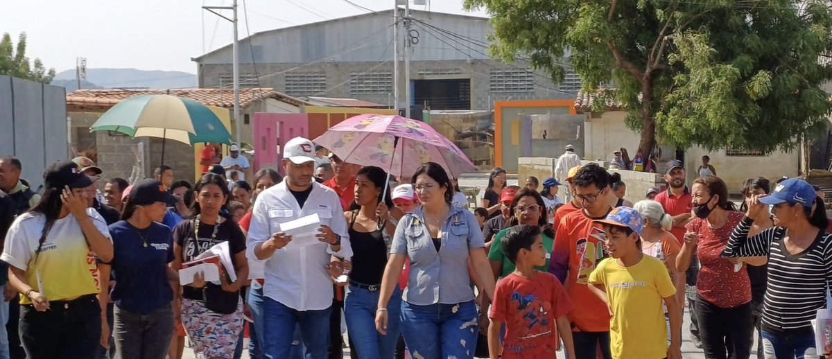 Me fui a la comunidad Villa del Sol al oeste de #Barquisimeto, donde realicé una inspección sorpresa a los trabajos que está realizando nuestro equipo de <a href="/EmicaContigo/">EmicaContigo</a> e <a href="/imvi_iribarren/">Iribarren Imvi</a> para lograr consolidar esa comunidad con todos los servicios públicos, tener un modelo de