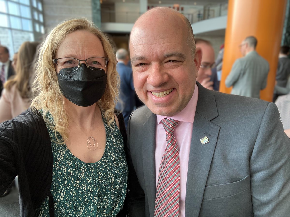 RachelReplique's tweet image. Un plaisir d'échanger avec Benoît Hubert de @PGFconsultants ce matin au Déjeuner du Maire @_MarkSutcliffe. Les francophones de notre ville méritent des services en français accessibles et faciles à naviguer. @Le_CAP_ON est fier de soutenir le bien-être de sa communauté.