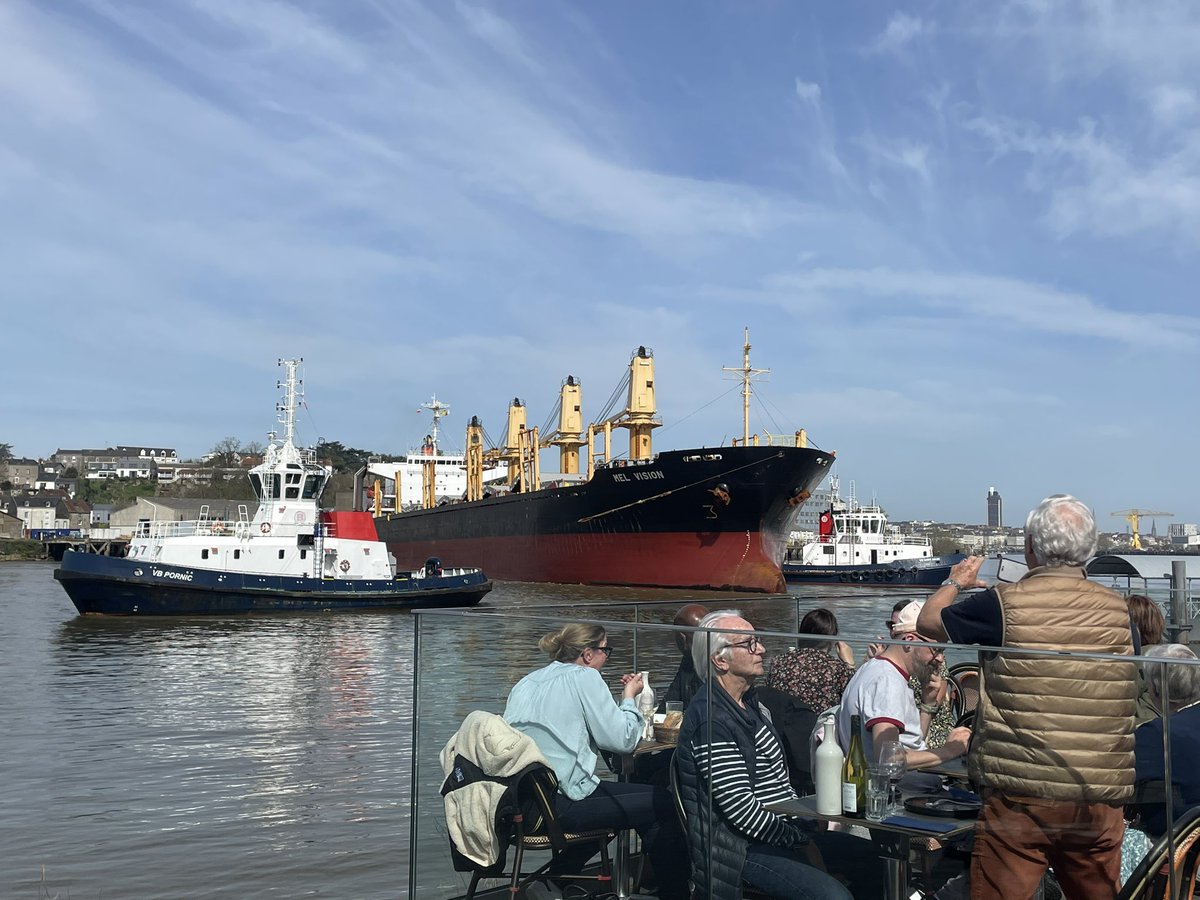 Tu sais que tu es de #Nantes quand un cargo fait demi-tour devant les terrasses de Trentemoult 😎#Loire #Rezé