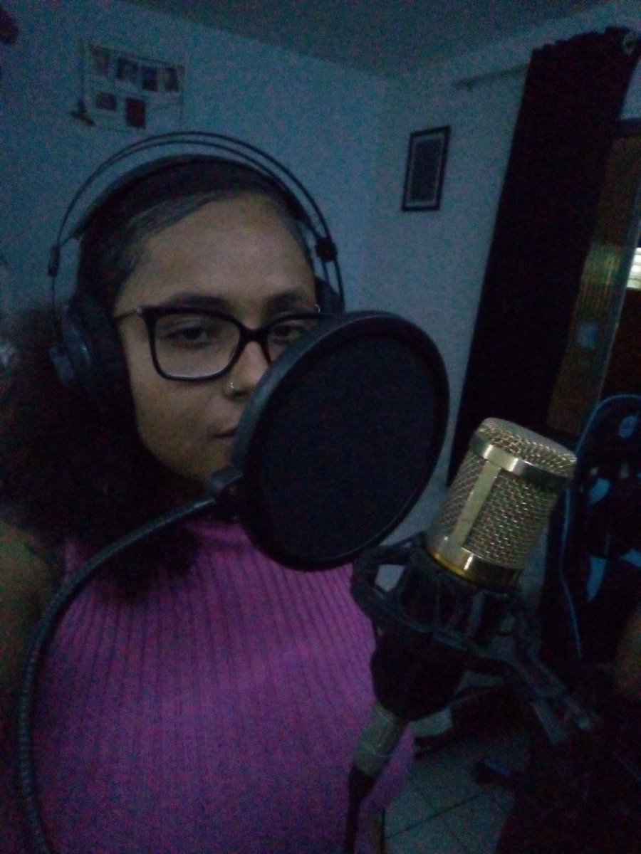 SantaCena3's tweet photo. @caianeoriginal durante as gravações das vozes para o álbum "Santa Cena é o Trem". Em breve novidades! https://t.co/xxJ9Bt7ESS