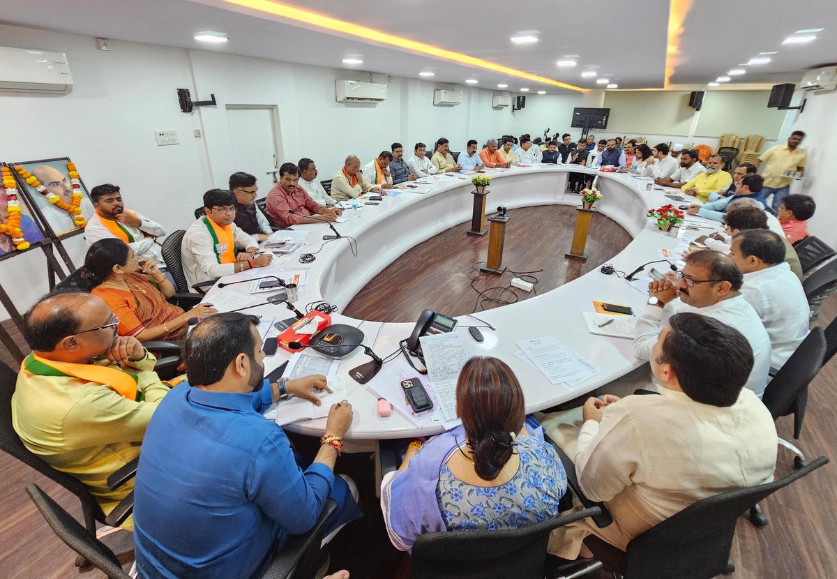 cbawankule's tweet photo. आगामी लोकसभा निवडणुकांच्या पार्श्वभूमीवर भाजपा प्रदेश मुख्यालय मुंबई येथे विविध मोर्चा व प्रकोष्ठ पदाधिकाऱ्यांची बैठक घेण्यात आली. या बैठकीस उपस्थित राहून पक्षाच्या सद्यस्थितीचा आढावा घेतला. तसेच, पुढील कामासंदर्भात सूचना केल्या.

#BJP #LokSabhaElections2024 #Mumbai #Maharashtra https://t.co/xf2SFCTM2p