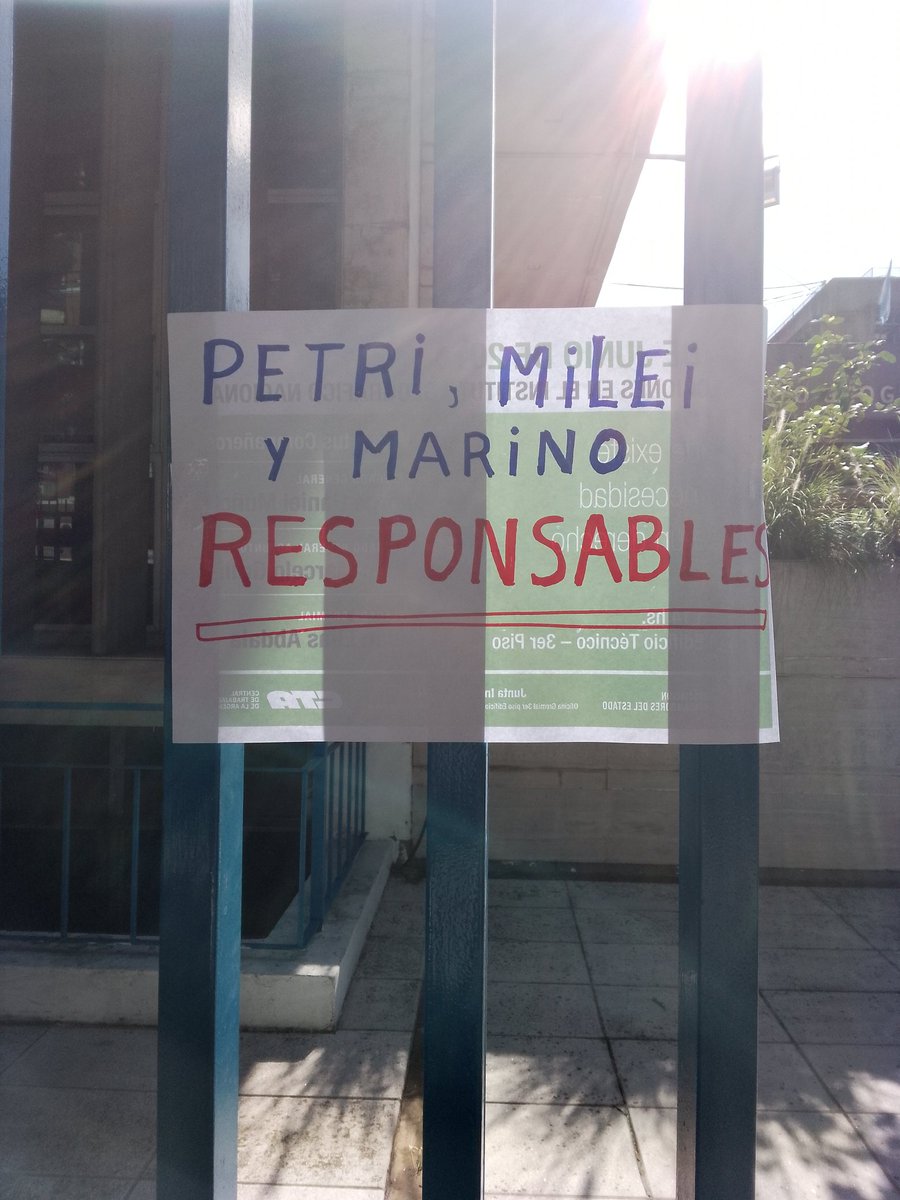 NachaLuna1's tweet photo. 🚨 AHORA
DIFUNDIR POR FAVOR
Despidos masivos en el Instituto Geográfico Militar.
Los trabajadores están en asamblea permanente.
Ademas de afectar a cientos de familias, también pone en riesgo la soberanía de nuestra patria.
-Vienen por todos, vienen por todo. https://t.co/Ugju4WC4Wa